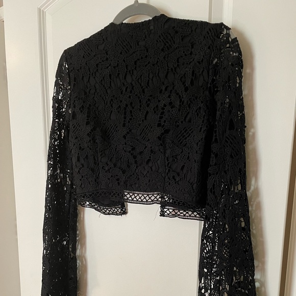 🎉 2x Host Pick! 🎉 Boohoo Black Flare Sleeve Lace Crochet Crop Top - Size 6 - Picture 11 of 13